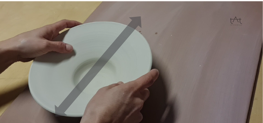 raspar la base de la pieza cerámica para alisar