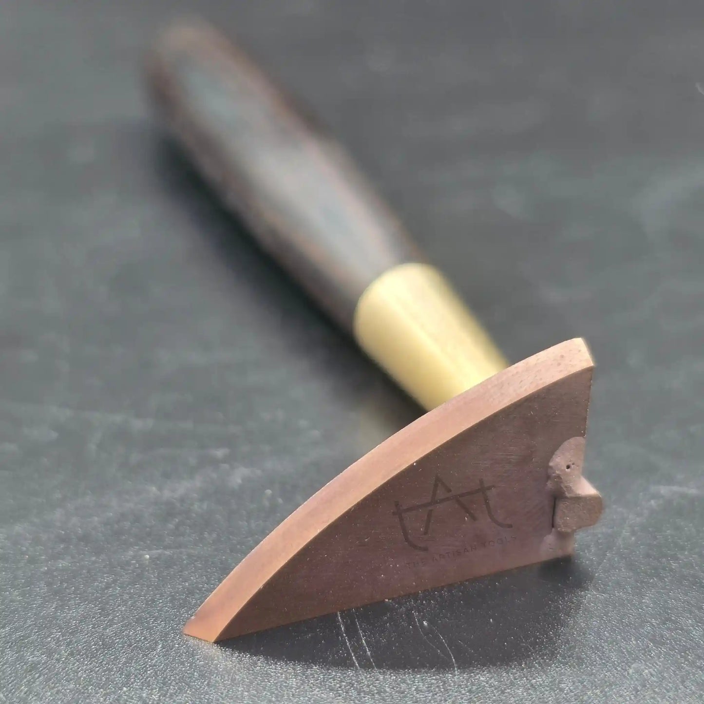 se ve en primer plano lo afilado que está la cuchilla de carburo de la herramienta de recorte para barro