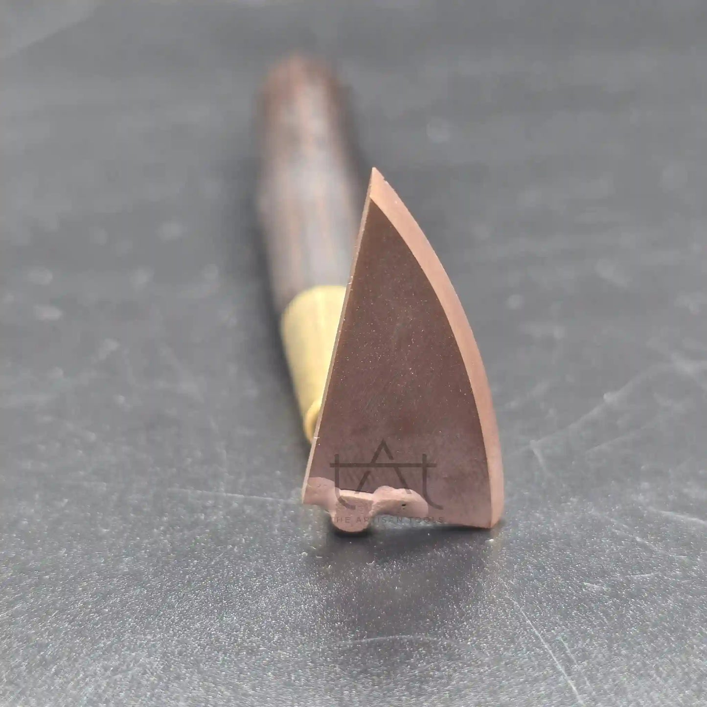 Retorneador apoyado en la mesa donde se ve la cuchilla afilada y con el recubrimiento antidesgaste para barro