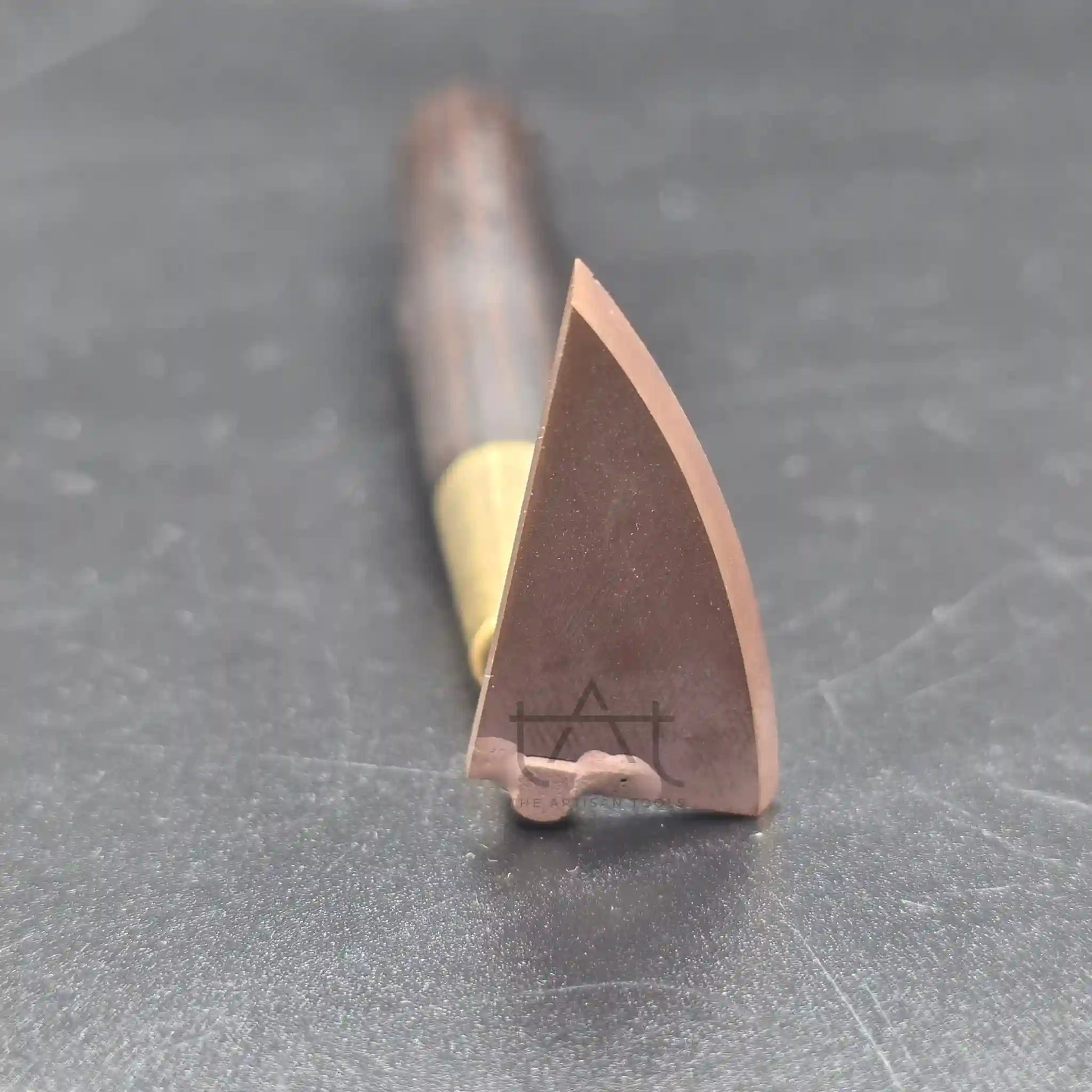 Retorneador apoyado en la mesa donde se ve la cuchilla afilada y con el recubrimiento antidesgaste para barro