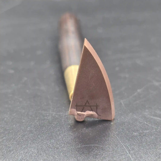 Retorneador apoyado en la mesa donde se ve la cuchilla afilada y con el recubrimiento antidesgaste para barro