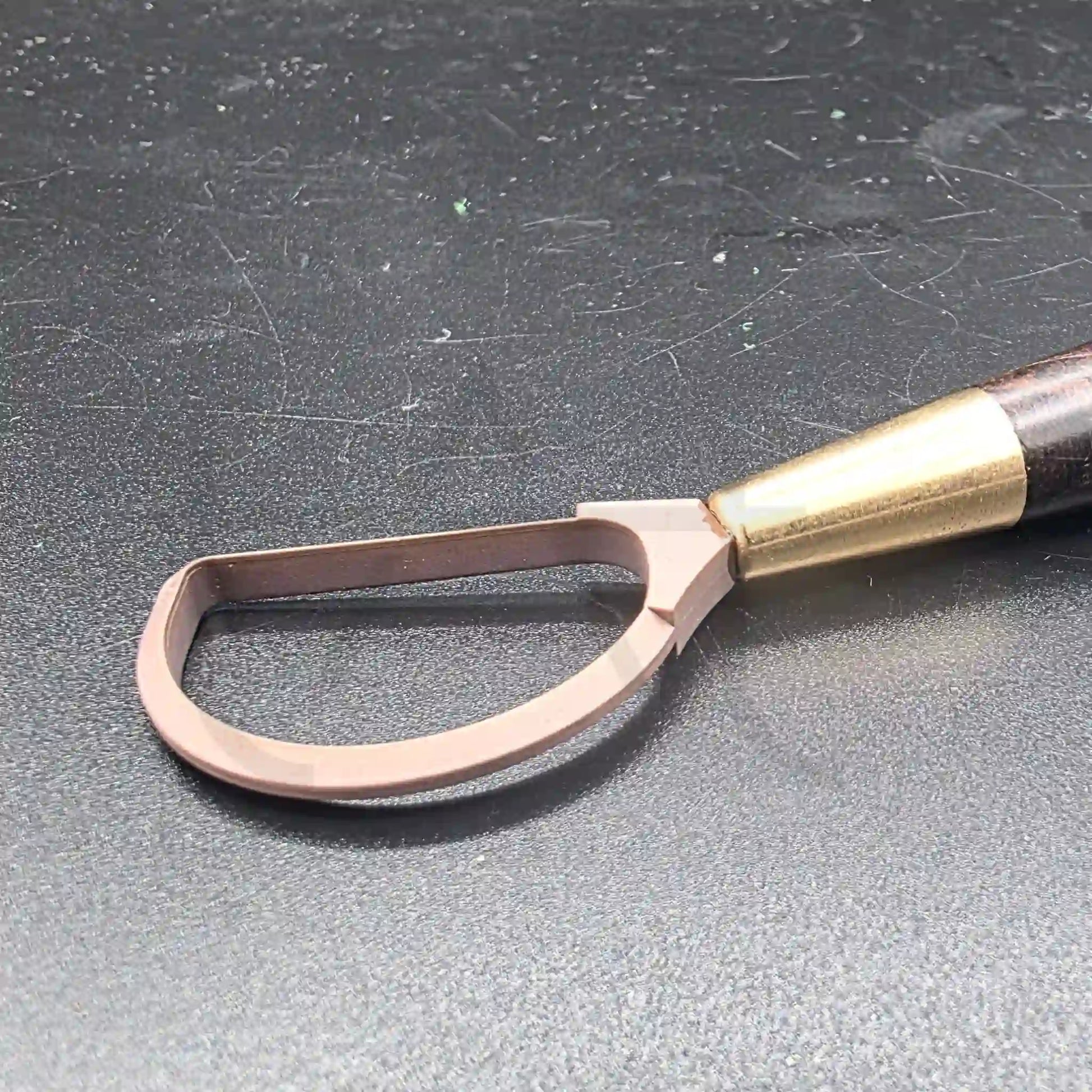 vista del filo y parte del mango del retorneador alfarero