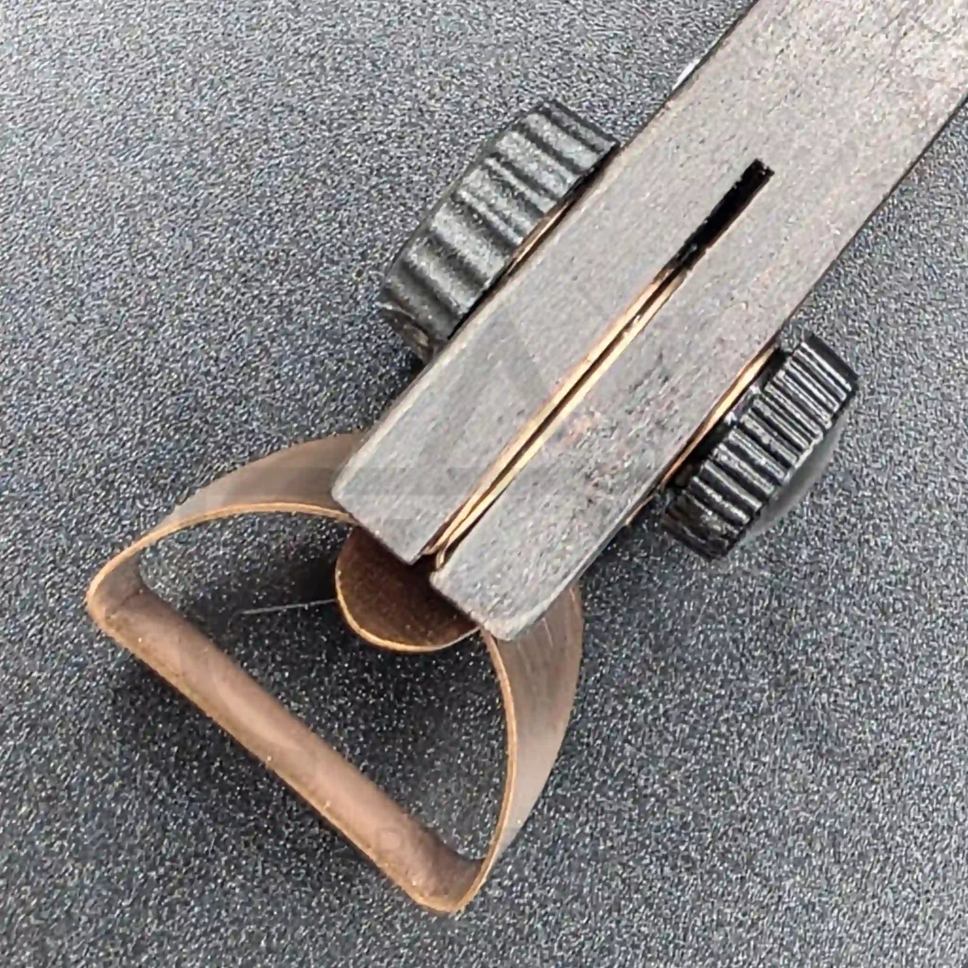 filo_forma_arco_para_hacer_churros_ceramica_arch_shaped_blade_extruder_for_clay_handle