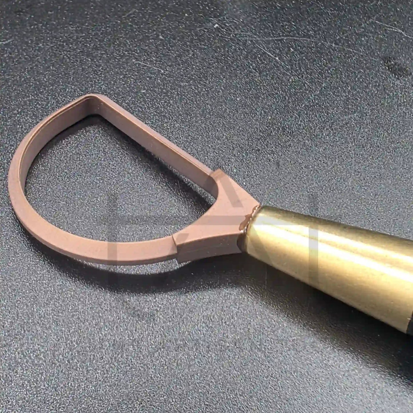 en esta toma se ve el filo y parte del mango 