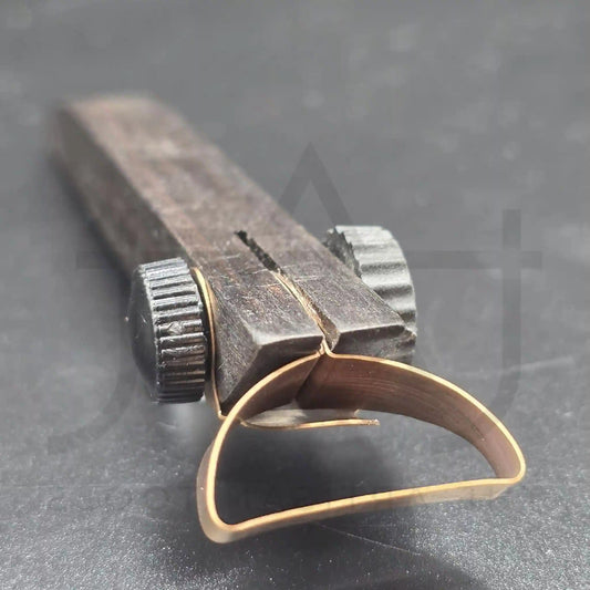 detalle_frontal_cuchilla_para_cortar_arcilla_y_hacer_asas_para_tazas_y_vasos_de_arcilla_hand_extruder_for_maky