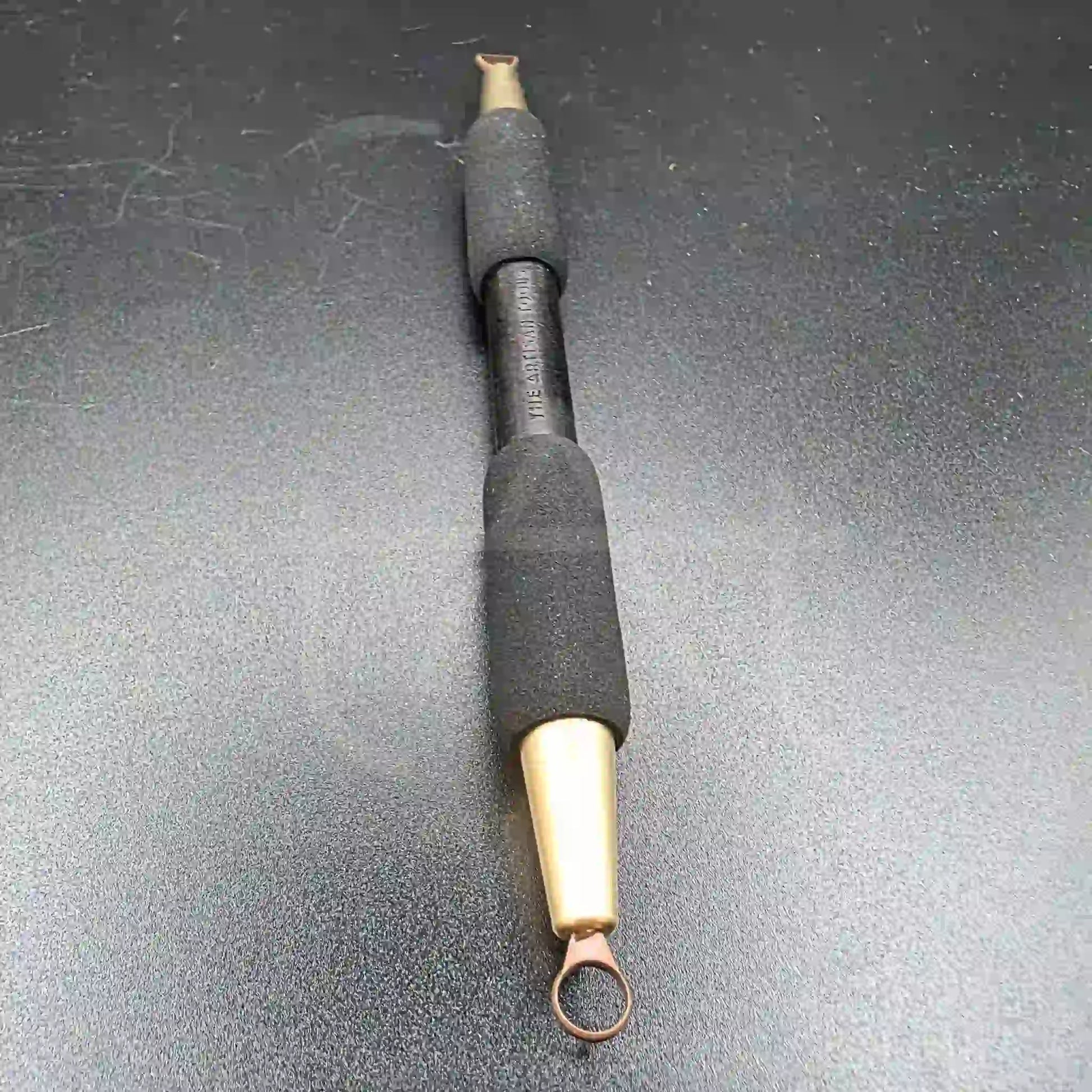 detalle del retorneador pequeño de doble punta con la punta redonda al frente y la plana al fondo 