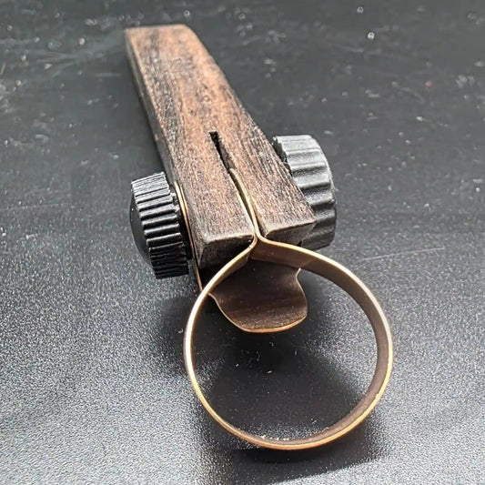 vista_diagonal_extrusor_ceramica_hoja_inoxidable_y_knob_ajuste_rapido