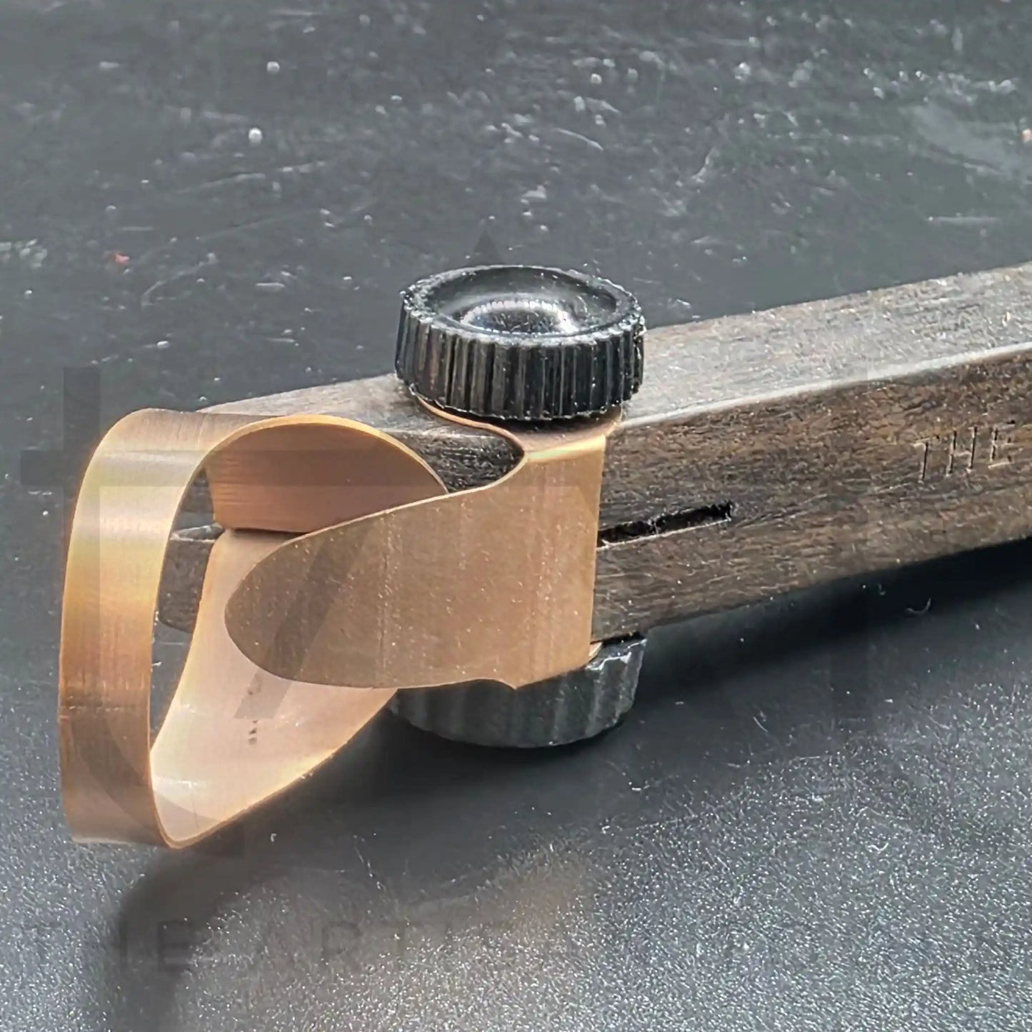detalle_hoja_acero_inoxidable_extruir_barro