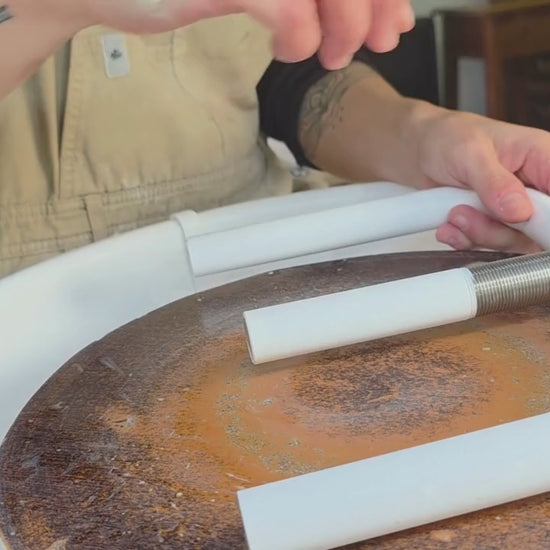 el abridor para torno ceramico está abriendo la pella de barro - the base setter tool is opening the clay on the potter´s wheel