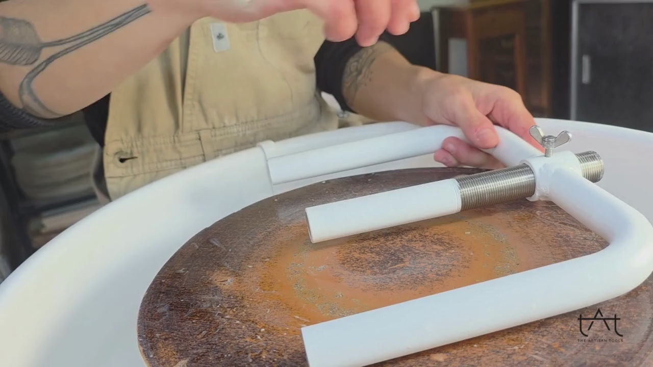 el abridor para torno ceramico está abriendo la pella de barro - the base setter tool is opening the clay on the potter´s wheel