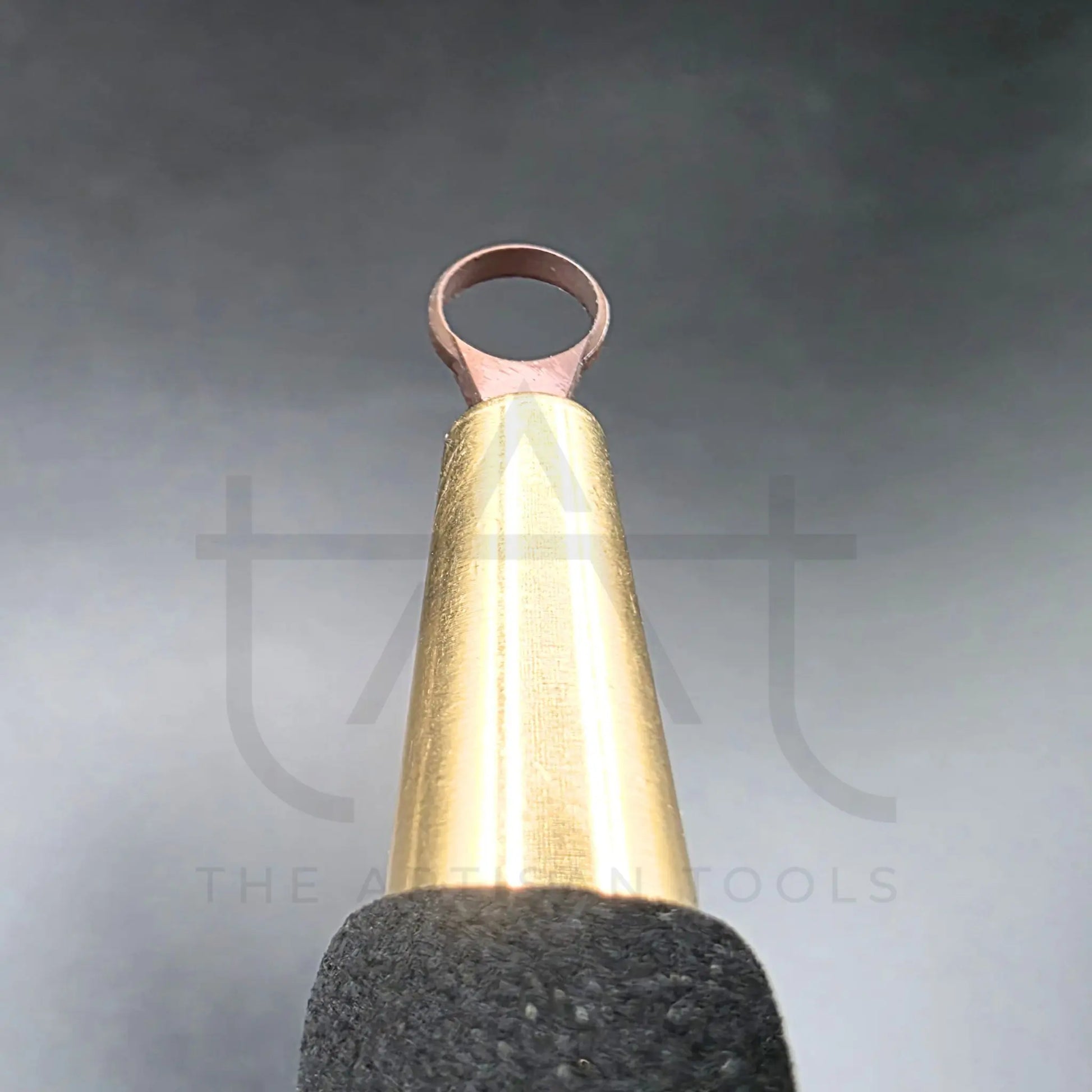 Aquí se ve el detalle de la punta redonda del vaciador pequeña de ceramica de doble lazo