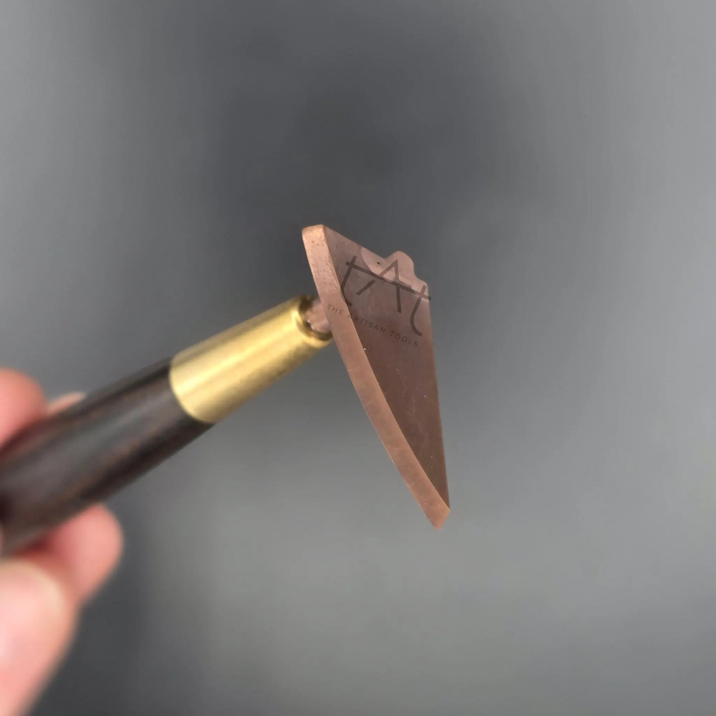 se sujeta la herramienta de pulido con la mano para enseñar a la cámara el afilado