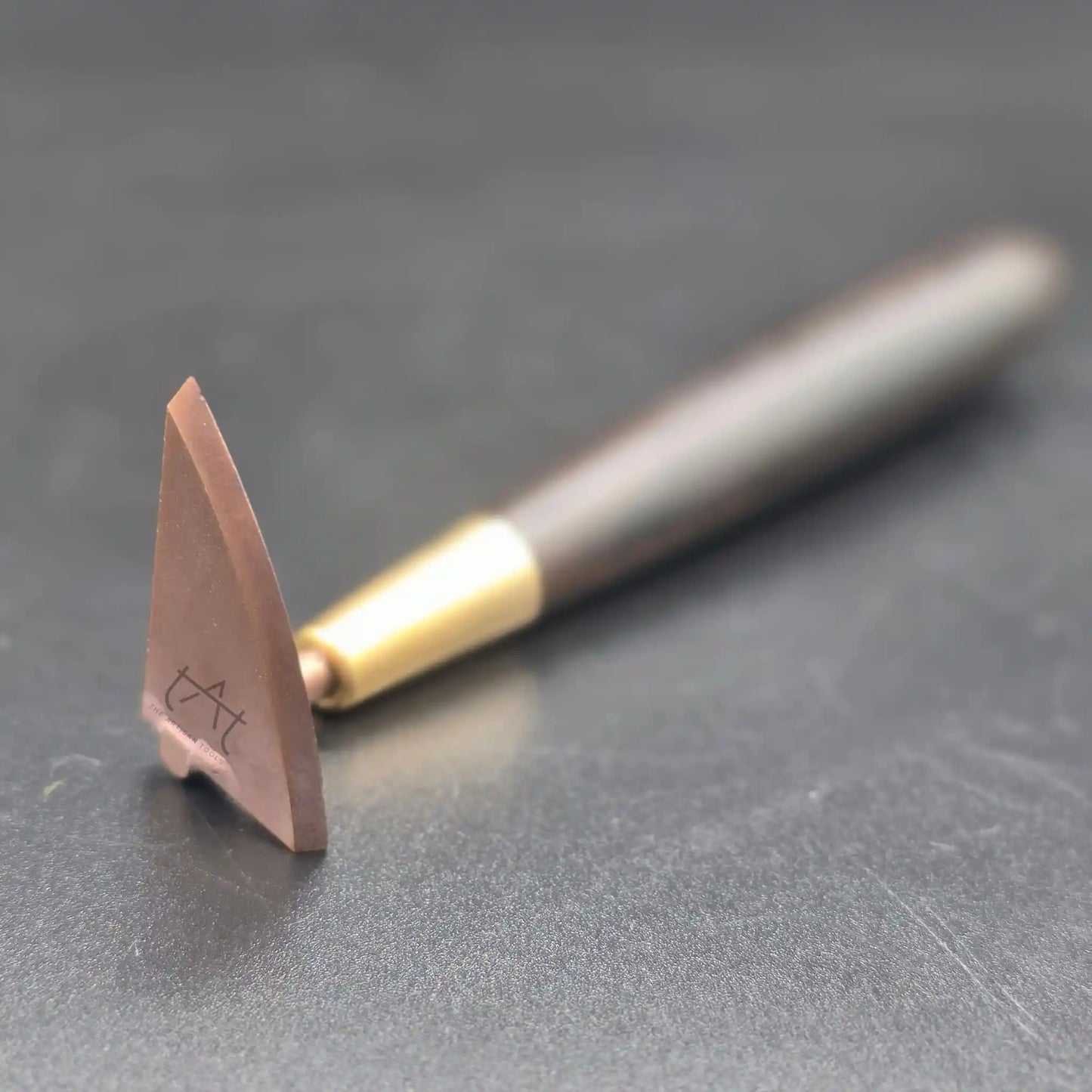 en esta toma diagonal se ve la herramienta de pulido apoyada en la mesa con el filo afilado en frente