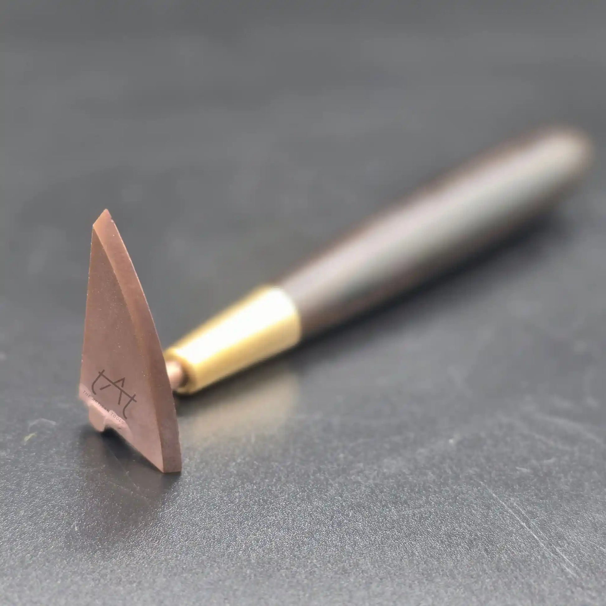 en esta toma diagonal se ve la herramienta de pulido apoyada en la mesa con el filo afilado en frente