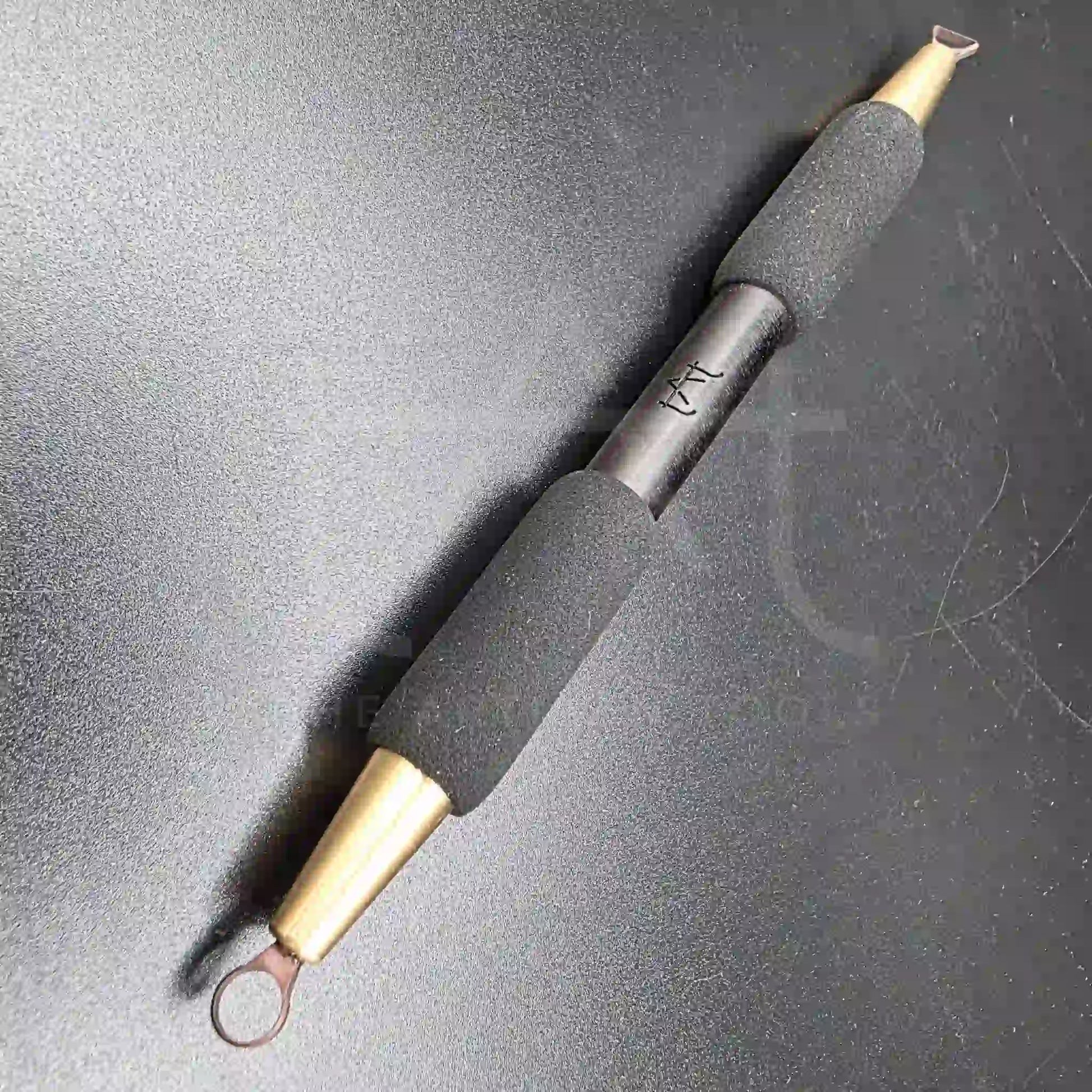 En este vaciador se ven ambas puntas, con la redonda como detalle y al fondo la punta plana